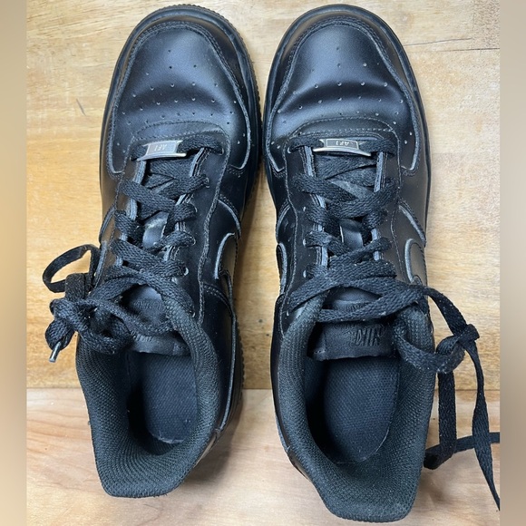 Nike Air Force 1 One Low Womens Size 8.5 (7Y) Shoes Sneakers Triple Black - Picture 7 of 10